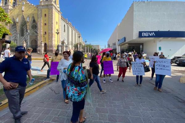 Viudas y expolicías bloquean calles del Ayuntamiento en Mazatlán