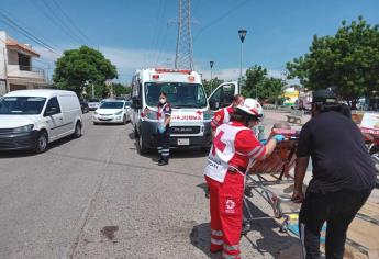 Repartidor de pollos asados arrolla a hombre en Culiacán: ambos fueron llevados al hospital