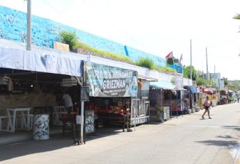 Comerciantes saturan banquetas del Malecón de Topolobampo, autoridades trabajan en reubicación