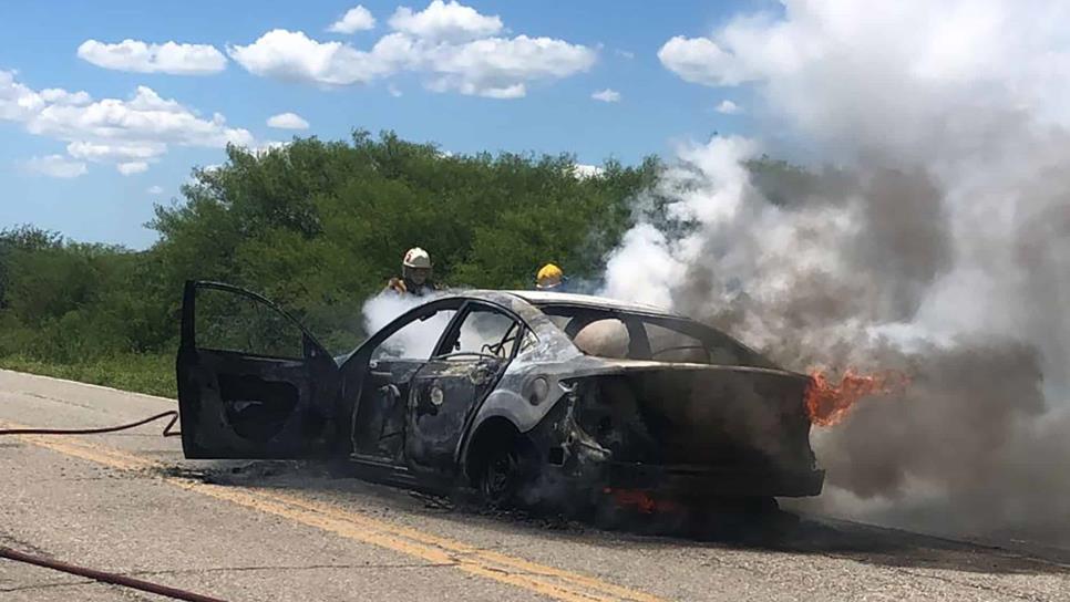 Vehículo se incendia y termina calcinado en Tehueco, El Fuerte