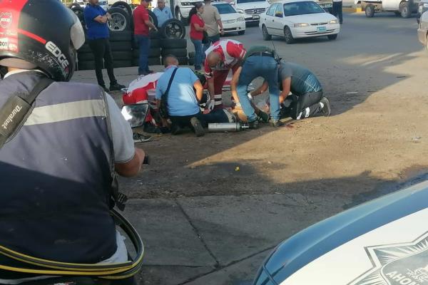 Motociclistas se pasan un semáforo en rojo y chocan, quedan graves