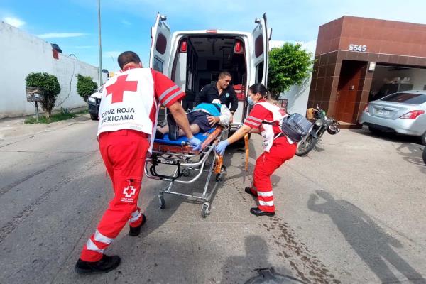Camioneta embiste a expolocía estatal, en Alturas del Sur y escapa