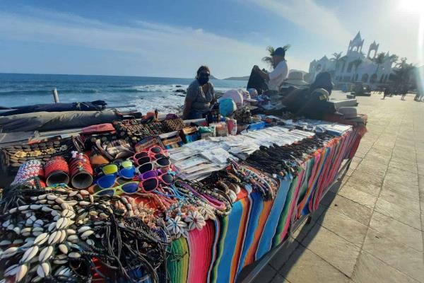 Por verano, repuntan ventas en puesto de playa en Mazatlán