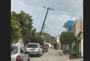 Vecinos de Villa Unión denuncian que poste de CFE está a punto de caer