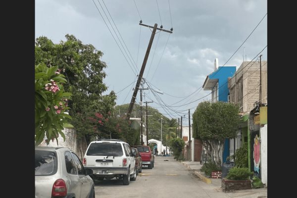 Vecinos de Villa Unión denuncian que poste de CFE está a punto de caer