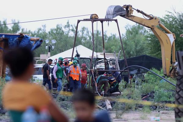 Diez mineros siguen atrapados tras 48 horas del derrumbe en Coahuila