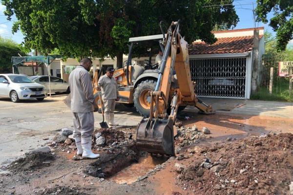 Evita JAPAMA se derramen litros de agua por fuga en la colonia Bienestar