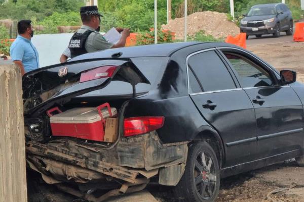 Agente de la Policía Estatal y su esposa con nueve meses de embarazo sufren aparatoso accidente, en La Costerita