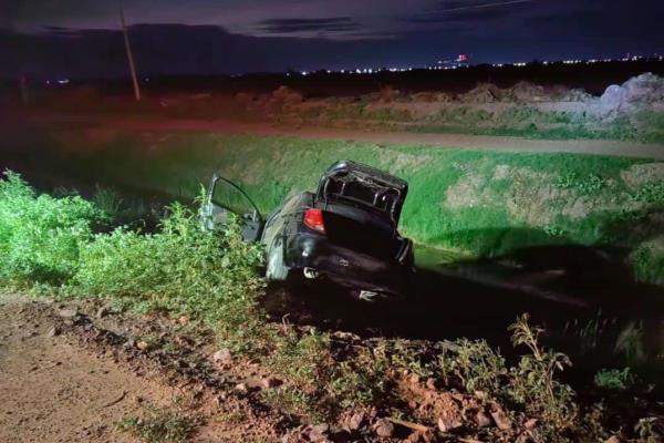 Automovilista termina dentro de un canal en Ahome