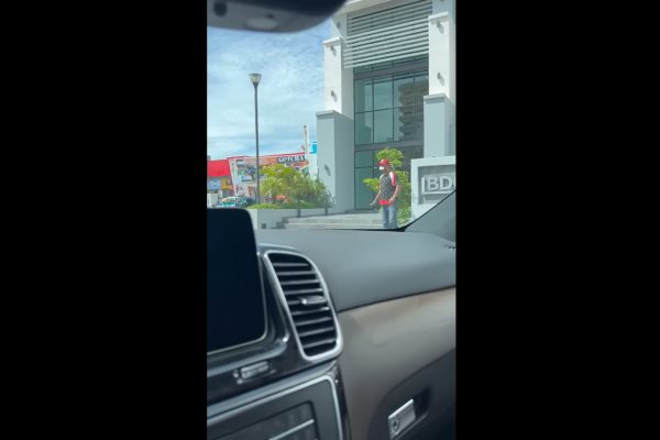Asaltante huye, amenaza con cuchillos a oficiales y es detenido