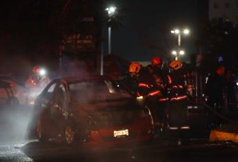 Presuntos sicarios incendian vehículos tras enfrentamiento en Jalisco