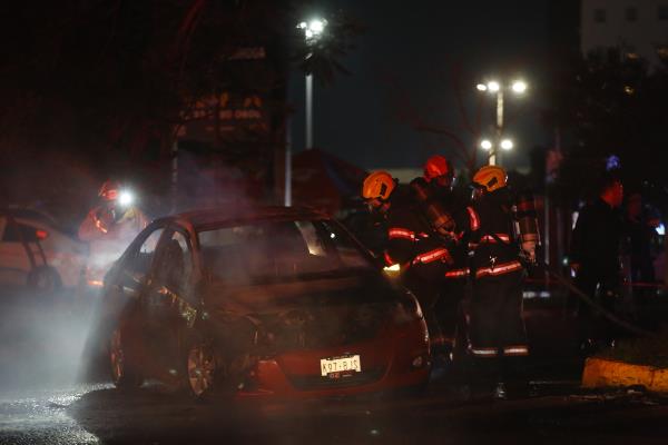 Presuntos sicarios incendian vehículos tras enfrentamiento en Jalisco