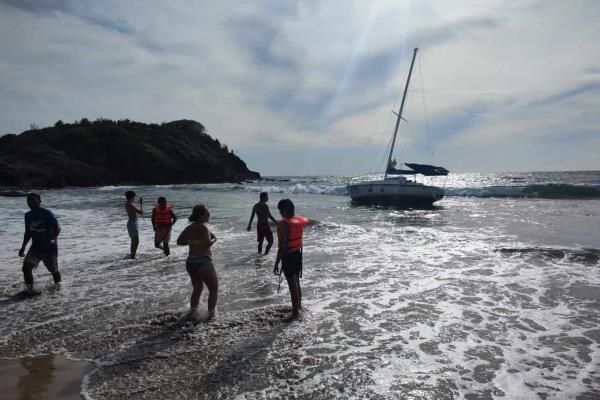 Velero debió fondearse, no acercarse a la orilla: Proteccion Civil