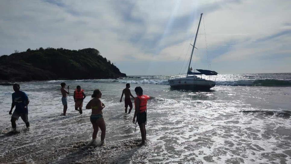 Velero debió fondearse, no acercarse a la orilla: Proteccion Civil