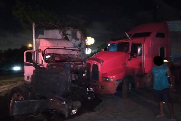 Se registra aparatoso choque entre dos tráileres en la colonia La Sirena, en Mazatlán