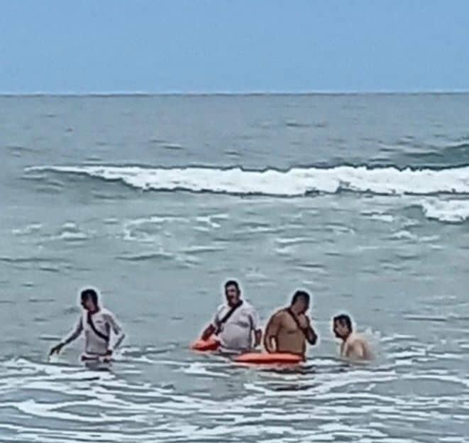 Salvavidas rescatan a bañistas a punto de la muerte en tres playas de Mazatlán