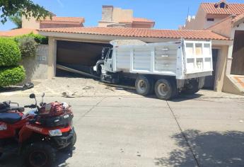 Chofer de góndola cargada pierde el control y se mete a casa en Colinas de San Miguel