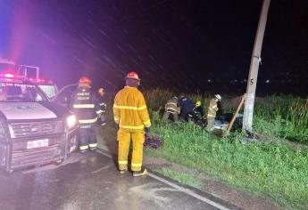 Conductora se estrella contra poste de concreto y pierde la vida, en la sindicatura de El Tamarindo