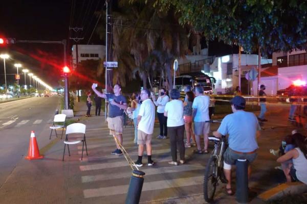 Vecinos de Lomas de Mazatlán bloquean avenida