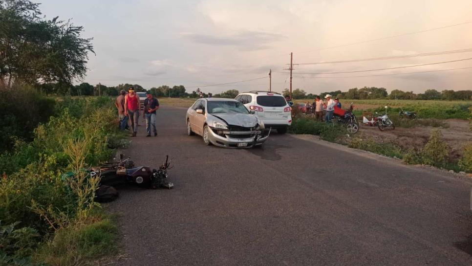 Pareja termina lesionada al ser embestida en su motocicleta en Guasave