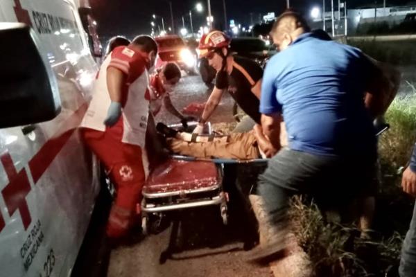 Con la cara destrozada y golpes resulta un motociclista tras derrapar en moto sobre La Costerita