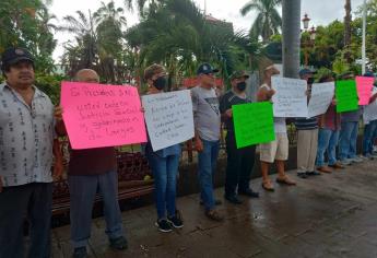 Exferrocarrileros se manifiestan en Mazatlán para exigir pagos de jubilación por el Gobierno Federal