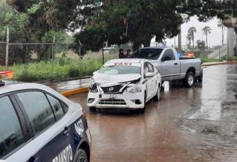 Choque de taxi contra patrulla de la Policía Estatal en Culiacán deja un bebé y un niño lesionados