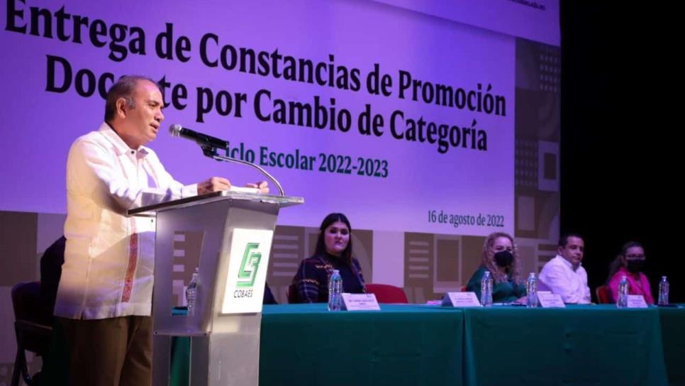 Entregan a docentes de Cobaes 517 constancias de cambio de categoría