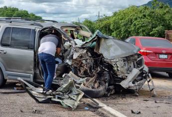 Camioneta choca contra una grúa en el comisaría de El Limón de los Ramos, Culiacán