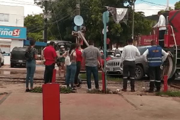 Tren arrolla camioneta que intentó ganarle el paso, en Aguaruto