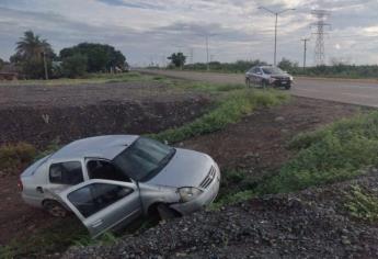 Estudiante intenta esquivar un perro y se sale de la carretera