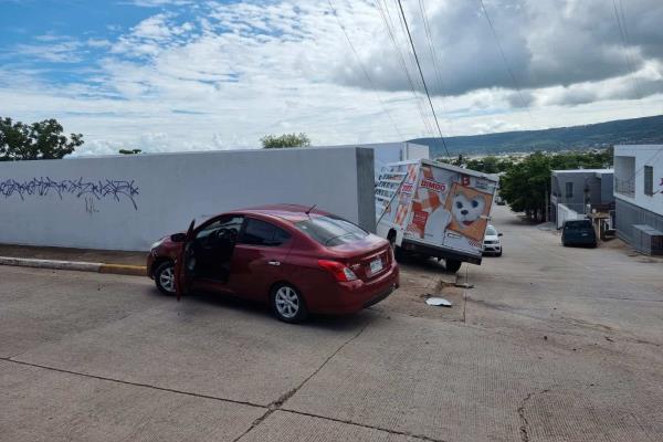 Camión de conocida panadería choca y se estrella contra casa en Culiacán