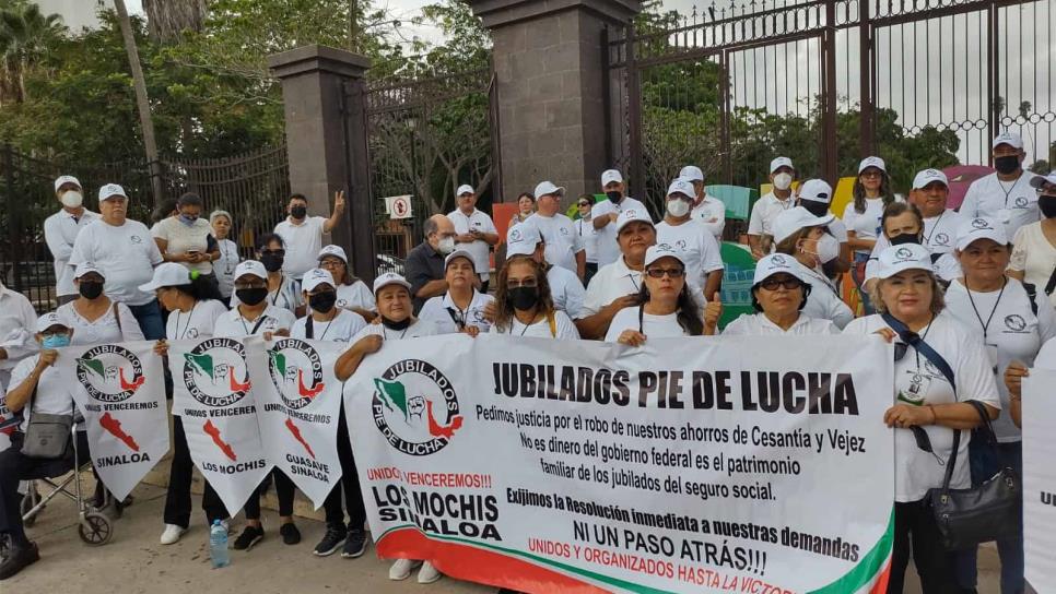 Jubilados del IMSS se manifiestan y exigen la devolución de sus ahorros