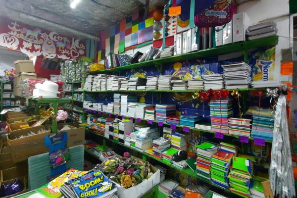 Padres de familia «batallan» para comprar lista de útiles