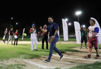 Julio César Cascajares lanza primera bola en la inauguración Liga de Softbol de Navolato