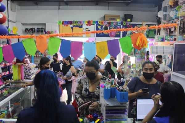 Con gran afluencia arranca el canje de útiles y uniformes en Mazatlán