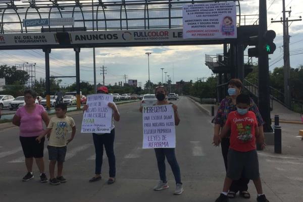 Bloquean avenida en Mazatlán, exigen mejoras en la escuela Leyes de Reforma