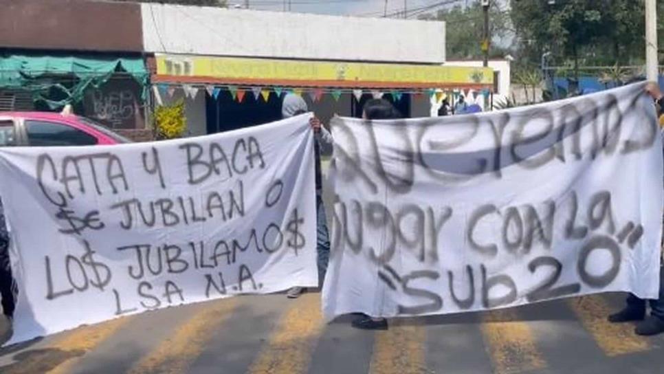 Aficionados de Cruz Azul lanzan huevos a jugadores