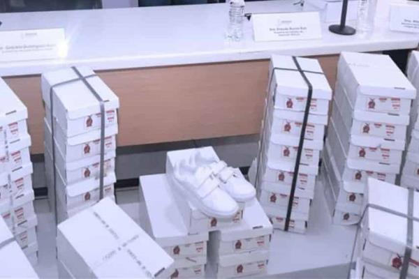 Sin zapatos suficientes, inician canje de útiles y uniformes