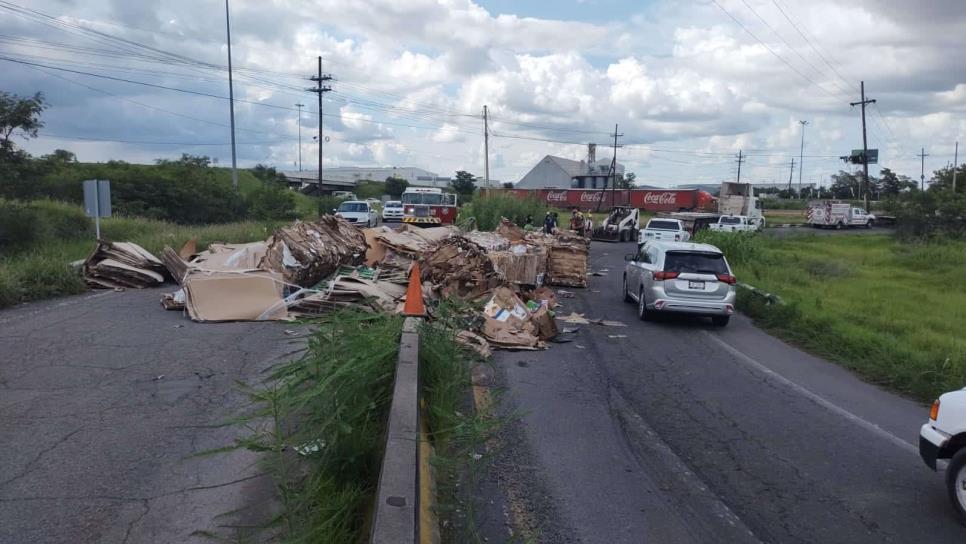 Caen toneladas de cartón de tráiler y obstaculizan el distribuidor vial de El trébol