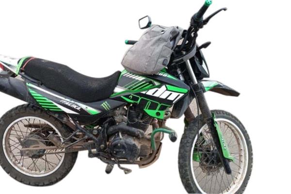 Policías detienen a hombre que viajaba en moto robada, en Mazatlán