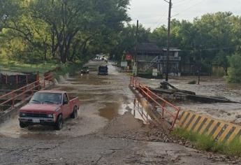 Alerta en Sinaloa de Leyva, se desbordan arroyos; familias se niegan a evacuar