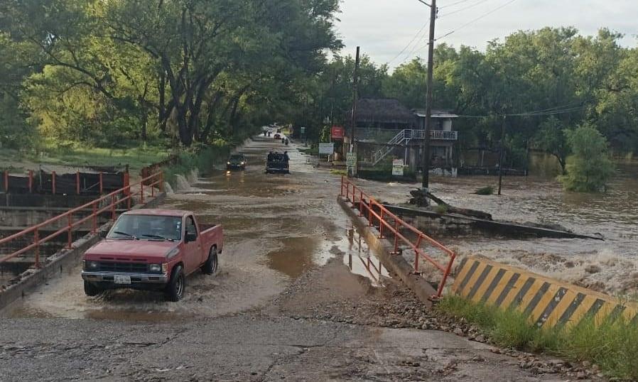 Alerta en Sinaloa de Leyva, se desbordan arroyos; familias se niegan a evacuar