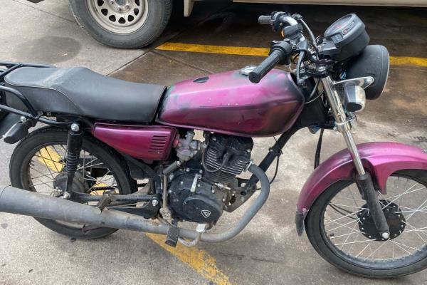 Tras persecución detienen a un joven que circulaba en moto robada, en Culiacán