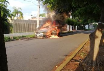 Camioneta queda en pérdida total tras quemarse en la colonia Las Quintas, en Culiacán