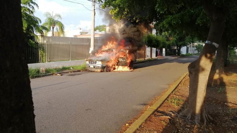 Camioneta queda en pérdida total tras quemarse en la colonia Las Quintas, en Culiacán