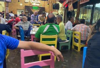 Ni la lluvia les importó: arriba de las mesas, se quedan los clientes de «El Guayabo»
