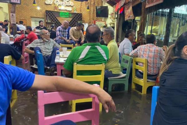 Ni la lluvia les importó: arriba de las mesas, se quedan los clientes de «El Guayabo»