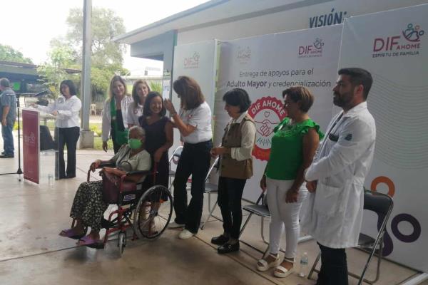 Apoyan a adultos mayores de San Miguel con aparatos y credencial del INAPAM