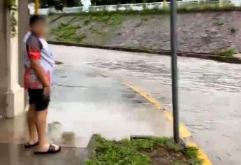 Niño sale a bañarse al Parque Acuático en Culiacán en plena tormenta